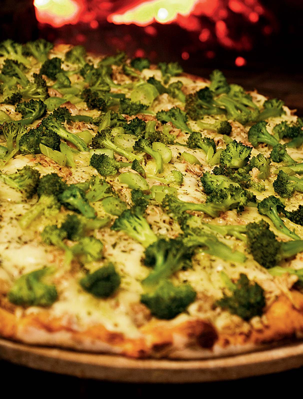 uma pizza saborosa de brocolis