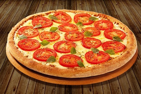 uma maravilhisa pizza de muçarela 